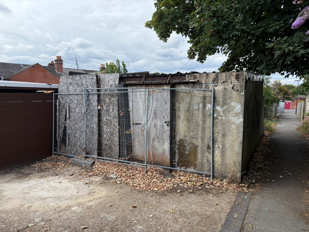 Lot: 14 - GARAGE/STORE - Double garage